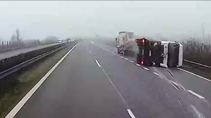 Xe đầu kéo 'múa túy quyền' trên đường cao tốc