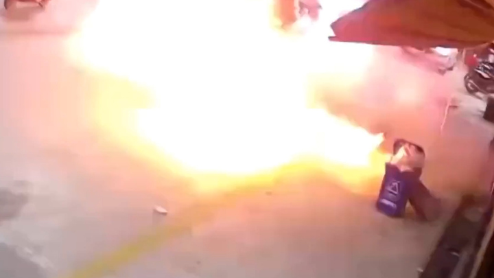 Kinh hoàng hố ga phát nổ như bom, thổi tung nắp cống lên trời