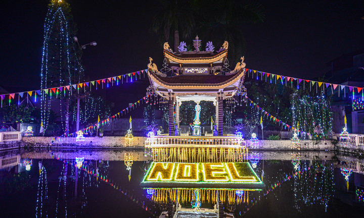 Xứ đạo ở ngoại thành Hà Nội lung linh ánh đèn đón Giáng sinh 