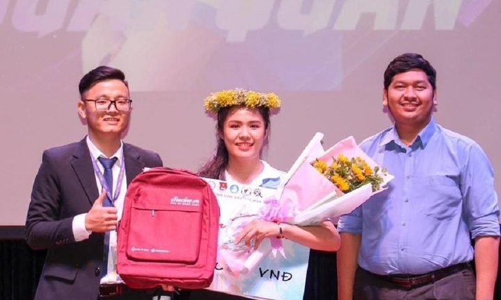 Nữ sinh viên kể tuổi thơ sáng đi học, đêm theo mẹ nhặt đồ thừa ở chợ đầu mối