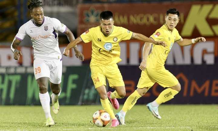 Xem hậu vệ tuyển Việt Nam đá phạt cực khó giúp CLB Bình Dương thắng Thanh Hóa