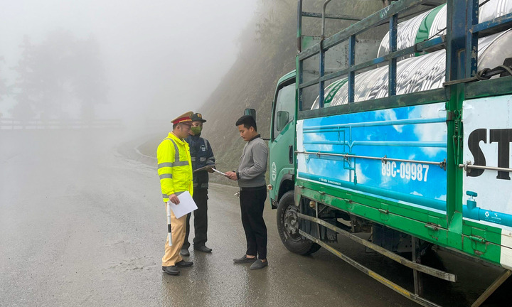 Sương mù dày đặc ở Sapa, CSGT khuyến cáo tài xế lái xe an toàn