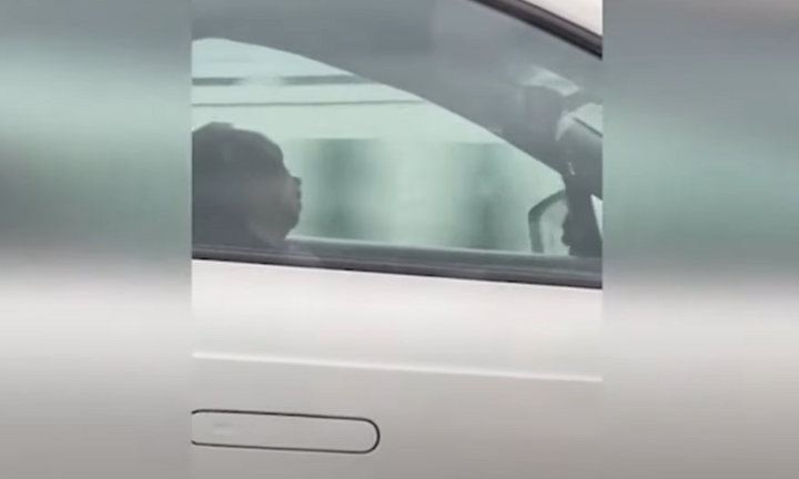 Tài xế vừa ngủ, vừa chạy xe trên cao tốc