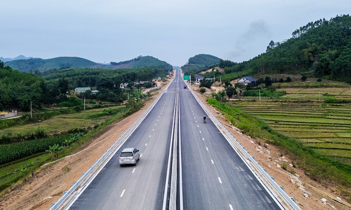 Cận cảnh tuyến đường cao tốc gần 4.000 tỷ đồng sát ngày thông xe