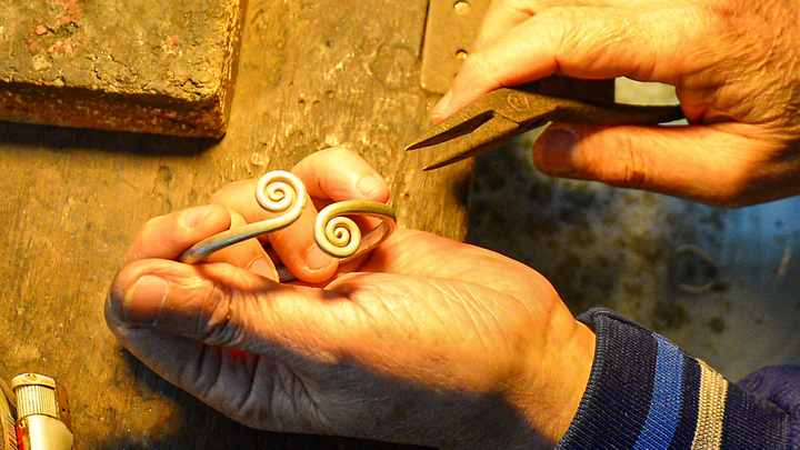 Người thợ kim hoàn thủ công hiếm hoi trong phố cổ Hà Nội