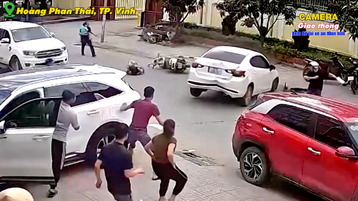 Nữ tài xế mất kiểm soát, ô tô gây náo loạn đường phố