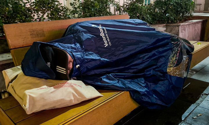 Người nhà bệnh nhân trùm kín áo mưa chống cái rét cắt da cắt thịt