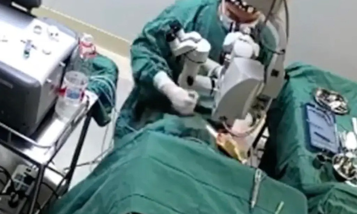 Đang phẫu thuật mắt, bác sỹ đấm liên tiếp vào đầu bệnh nhân 