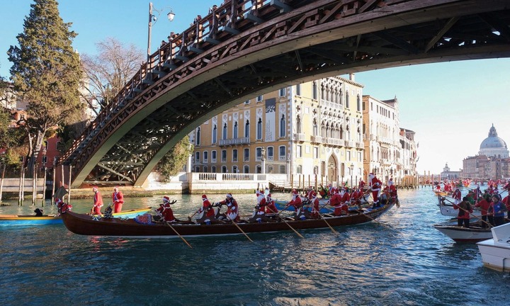 Hàng trăm ông già Noel đua thuyền trên sông Venice