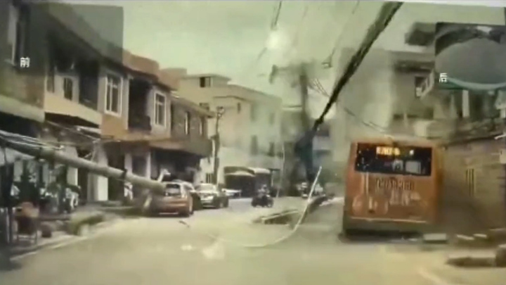 Tài xế ngủ gật, xe buýt tông gãy cột điện 