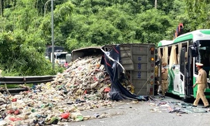 Xe chở rác tông xe khách trên đèo Bảo Lộc, 4 du khách nước ngoài bị thương