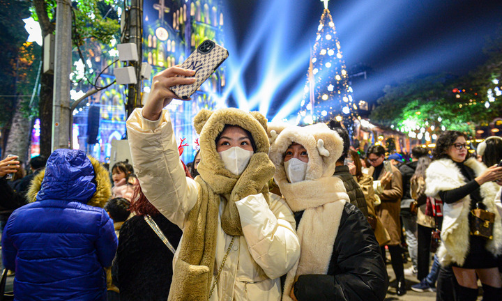 Đêm Noel 2023: Hà Nội lạnh, Nhà thờ Lớn đông nghịt người đón lễ