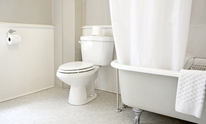 Tại sao không nên đổ nước thải sinh hoạt vào toilet?