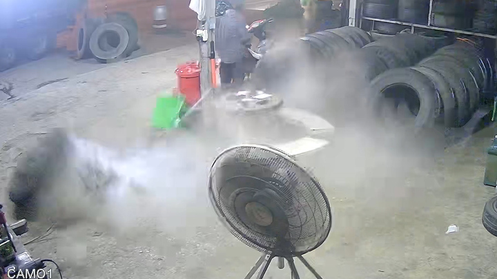 Lốp ô tô nổ tung, thổi bay bàn ghế