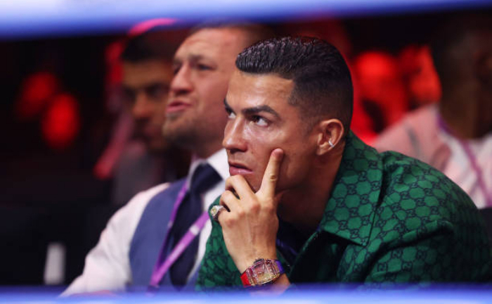Ronaldo diện đồ hiệu, mang đồng hồ tiền tỷ đi xem đấu võ