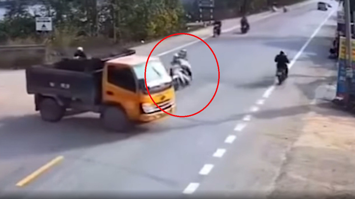 Xe máy phóng như bay lao thẳng vào đuôi xe tải