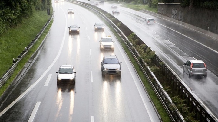 Có nên dùng ga tự động khi trời mưa?