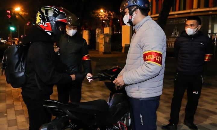 Có được tụ tập xem cảnh sát 141 kiểm tra nồng độ cồn?