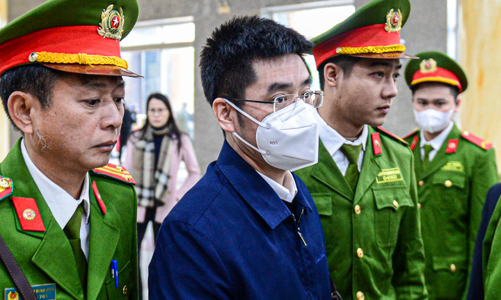 Cảnh sát dẫn giải cựu điều tra viên Hoàng Văn Hưng đến toà phúc thẩm