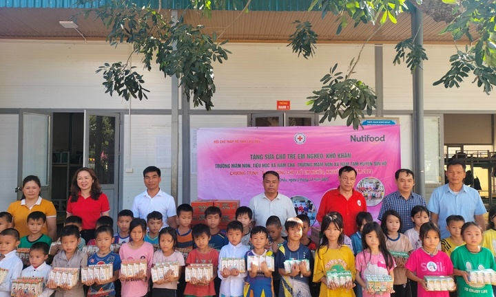 Nutifood trao gửi hàng ngàn quà tặng dinh dưỡng đến trẻ em biên giới phía Bắc