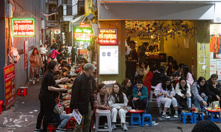 Khách ùn ùn chơi xuyên đêm Giáng sinh, hàng quán ở Hà Nội 'hốt bạc' 