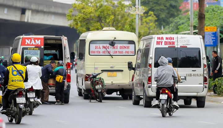 Xe khách vô tư tạt đầu, chạy kiểu 'rùa bò' bắt khách trên phố Hà Nội
