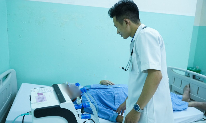Chữa khỏi cho cụ ông phải ngủ ngồi suốt 7 tháng