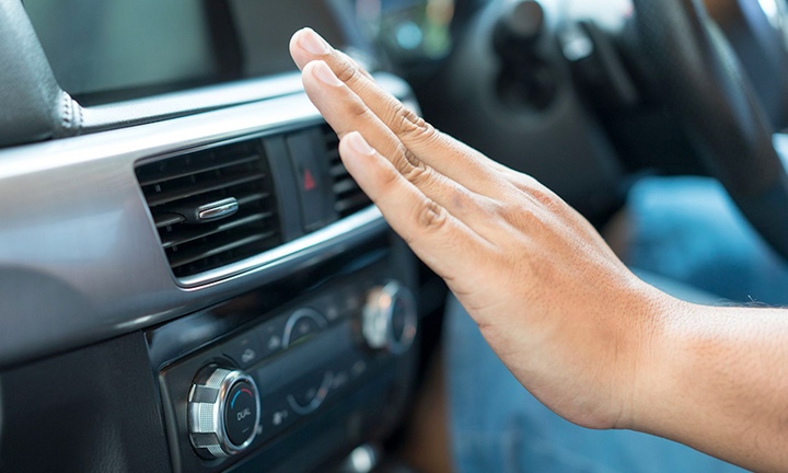 Mùa đông ngồi trong xe có cần bật điều hòa?