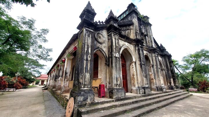 Độc đáo nhà thờ cổ 120 tuổi xây bằng đá, nhựa cây ở Đà Nẵng