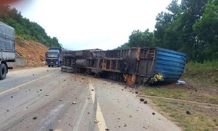 Xe đầu kéo tông xe ben trên cao tốc La Sơn-Túy Loan, 1 người bị thương