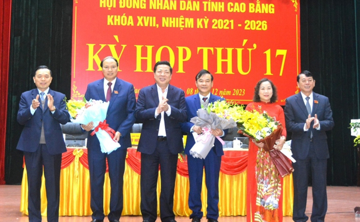 Phê chuẩn kết quả bầu Phó Chủ tịch UBND tỉnh Cao Bằng Hoàng Văn Thạch