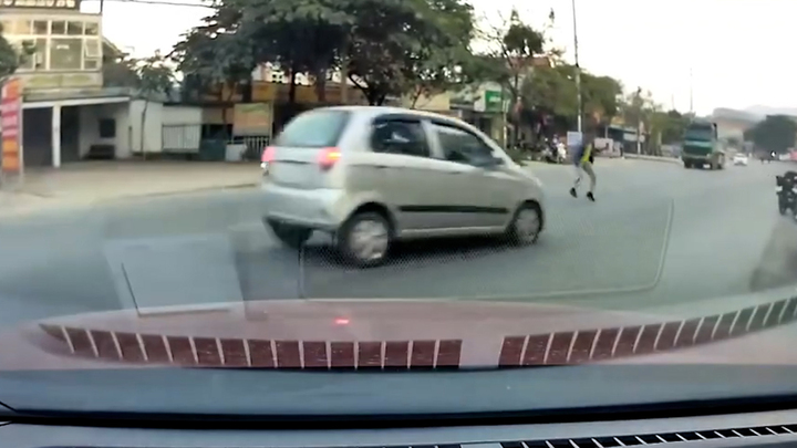 Sang đường bất cẩn, nam thanh niên suýt mất mạng 