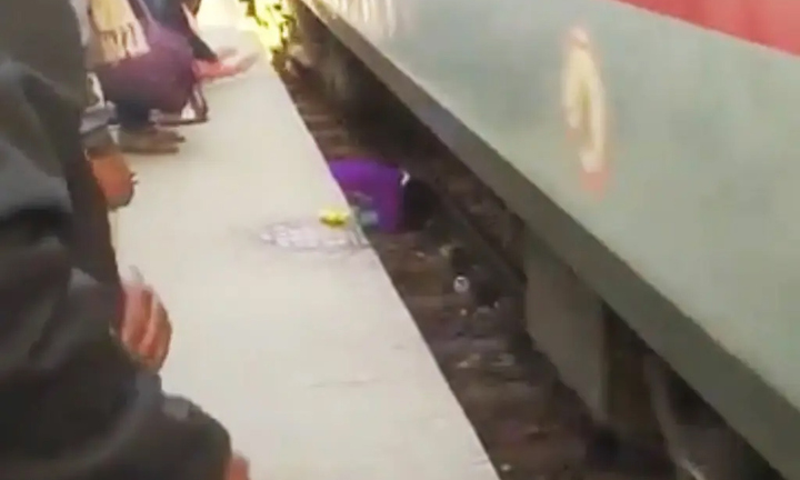 Bị đẩy ngã xuống đường ray rồi tàu chạy qua người, 3 mẹ con thoát chết thần kỳ 