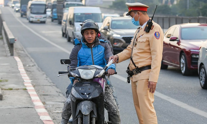 Phóng vào đường cấm vành đai 3 trên cao, loạt xe máy bị xử phạt