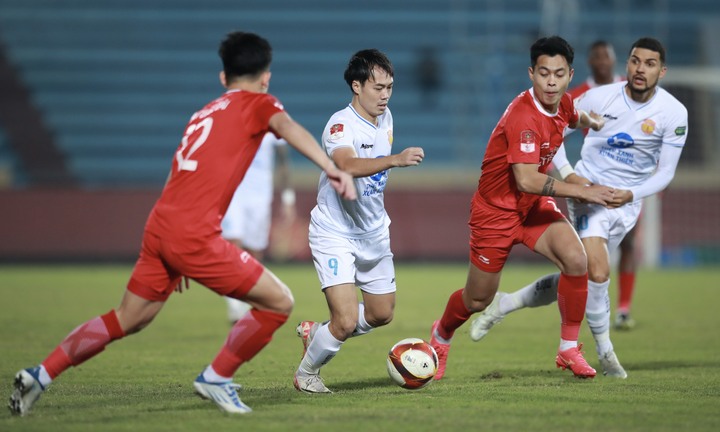 Chưa từng có ở V.League: Trọng tài rút thẻ nhầm người, may có VAR sửa sai