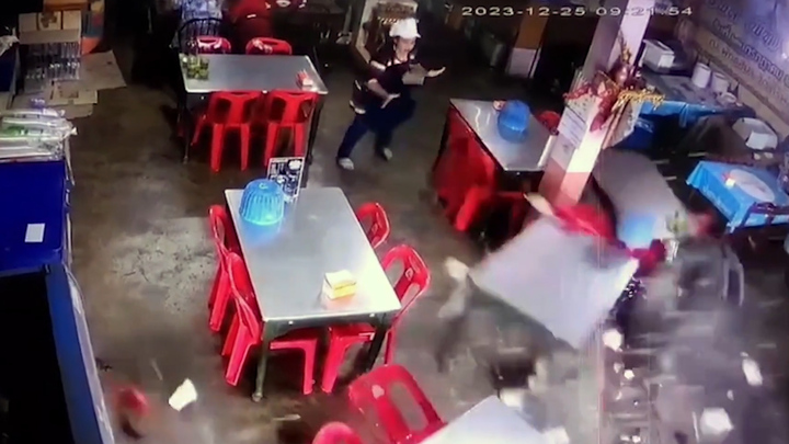 Lốp xe 'ma' lao như tên bắn vào quán ăn