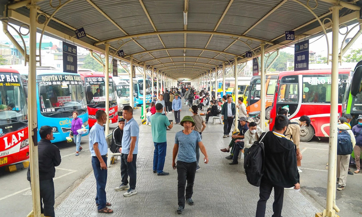 Bến xe tấp nập người dân về quê nghỉ Tết Dương lịch 
