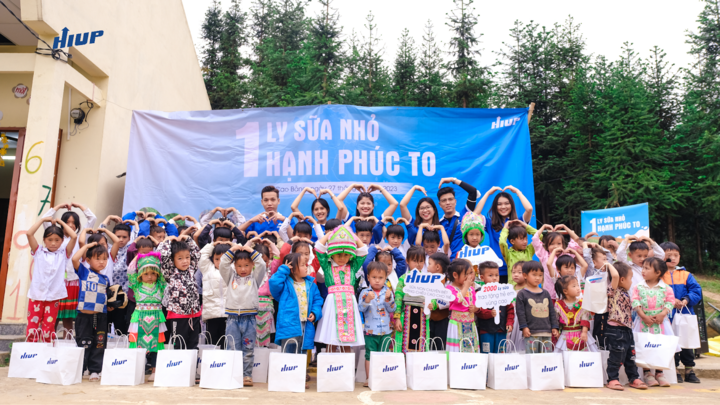 HIUP và hành trình mang ly sữa yêu thương tới các em nhỏ kém may mắn