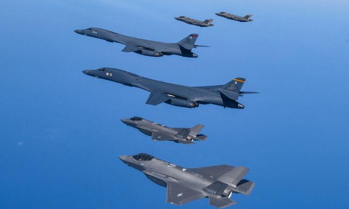 Không quân Mỹ có bao nhiêu máy bay ném bom?