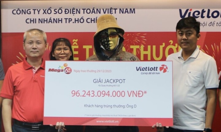 Người đàn ông chạy xe ôm ở TP.HCM trúng số hơn 96 tỷ đồng