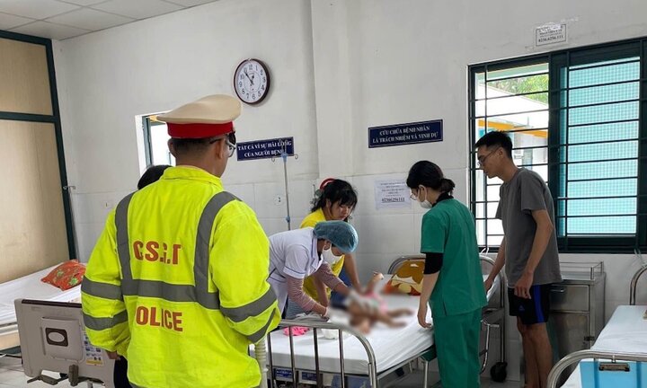 Cảnh sát giao thông dùng xe đặc chủng đưa cháu bé 1 tuổi bị co giật đi cấp cứu