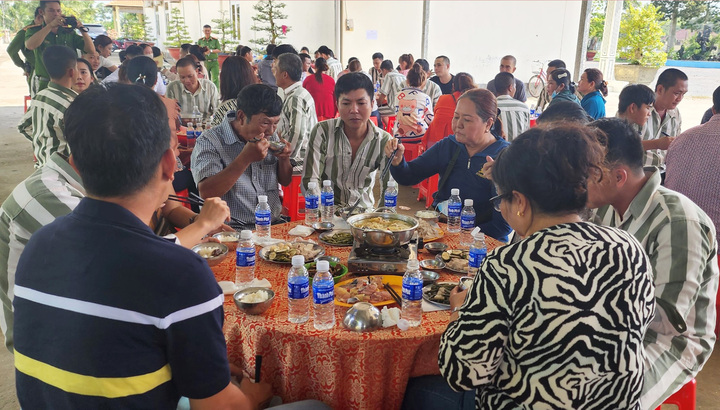 Bữa cơm đoàn viên của phạm nhân với người nhà trong trại giam ngày cuối năm