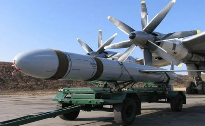 Video tên lửa hành trình Kh-101 Nga 'nhả mồi bẫy' khi tấn công Ukraine