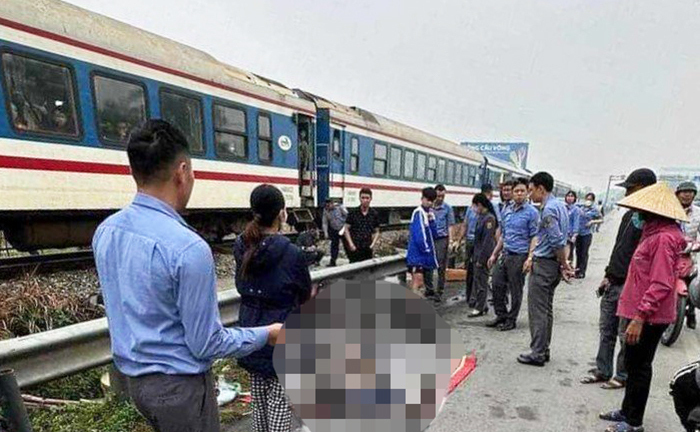 Đi xe máy qua đường sắt, người đàn ông bị tàu hỏa tông thiệt mạng