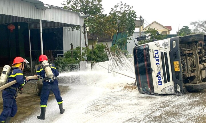 Lật xe bồn chở xăng ở Nghệ An, nhiều hộ dân phải di dời