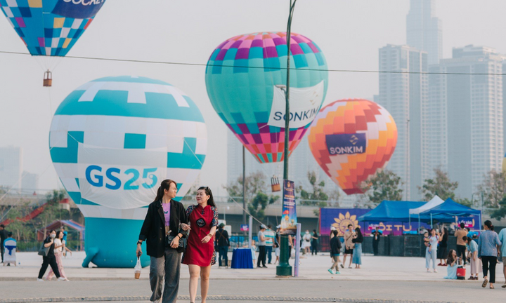 Người dân TP.HCM check-in vườn hoa hướng dương, bay khinh khí cầu ngày cuối năm