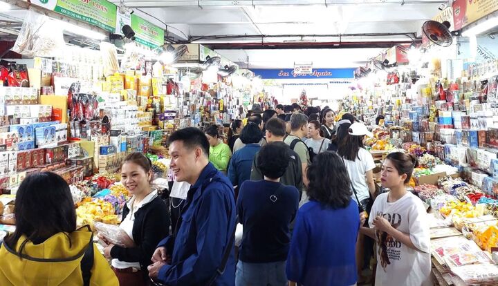 Khách nước ngoài nườm nượp đổ về 'chợ quốc tế' Đà Nẵng ngày cuối năm