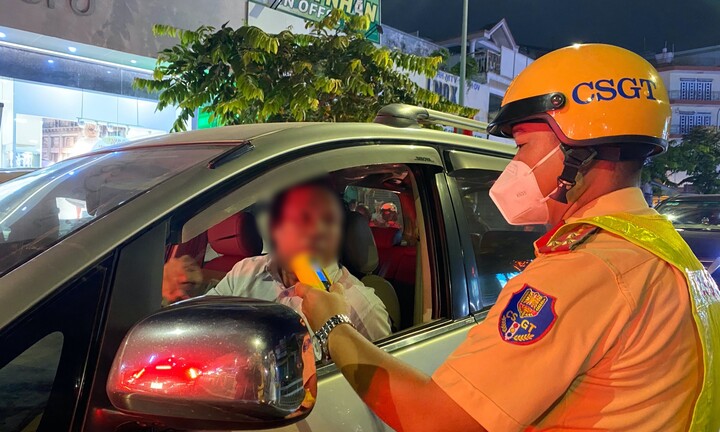 Dự tiệc cuối năm, nhiều lái xe ở TP.HCM vi phạm nồng độ cồn 