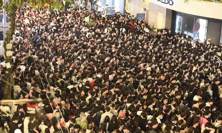 Người dân cả nước nô nức ra đường đón năm mới