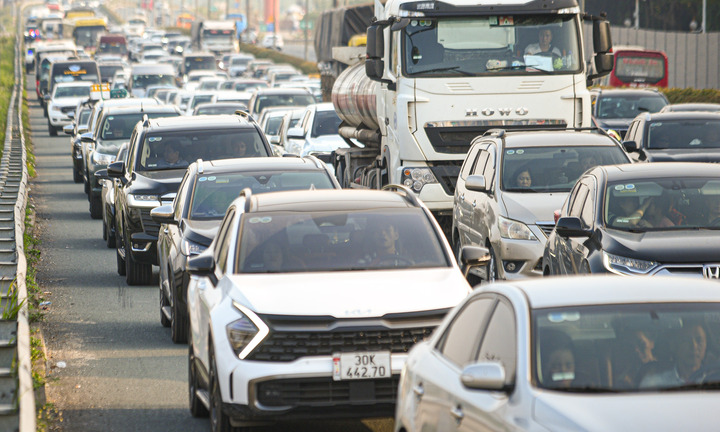 Người dân ùn ùn trở về Thủ đô, cao tốc Pháp Vân - Cầu Giẽ kẹt cứng